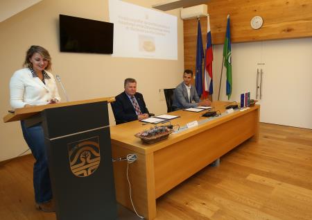 PODPIS POGODBE ZA PRIZIDEK IN FASADNI OVOJ ZD CERKNICA 09 FOTO LJUBO VUKELIČ